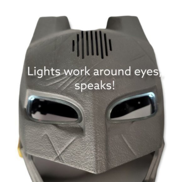 Mattel Talking Batman Mask with Voice Changer and Light Up Eyes - Picture 5 of 5